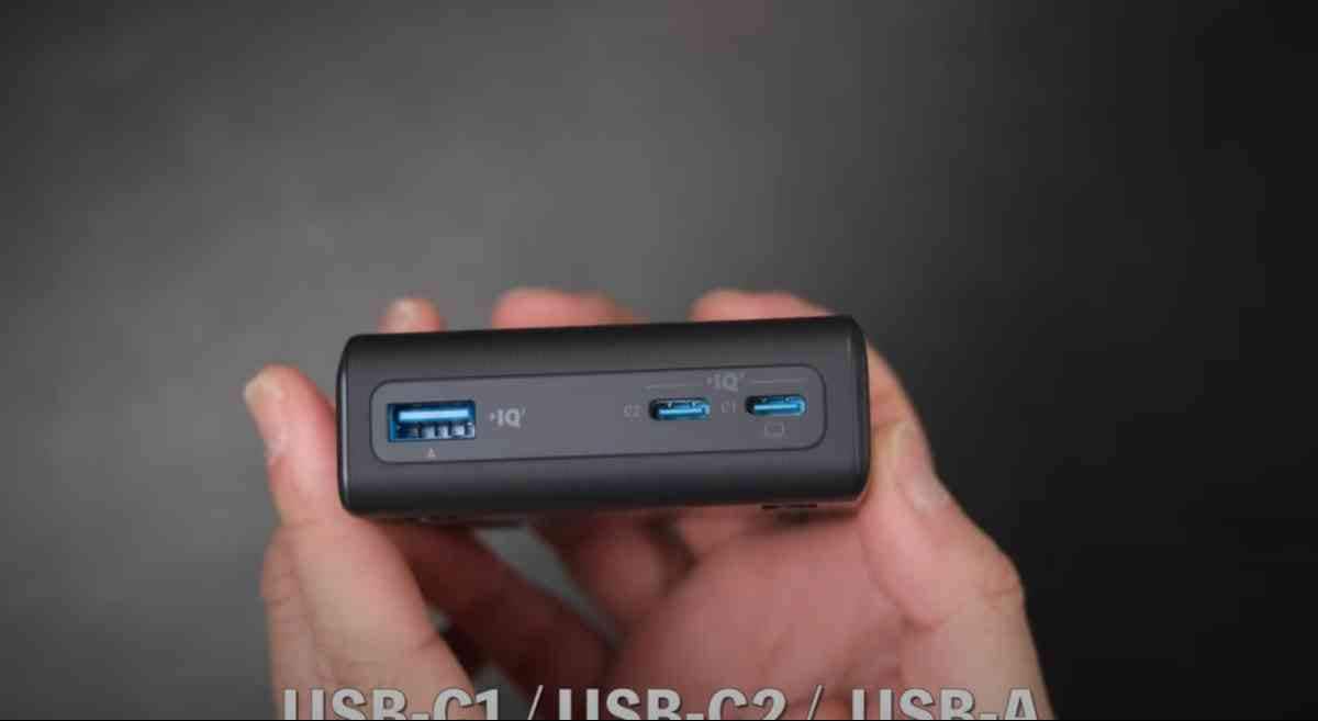 ANKERの「Anker Charging Base (100W) for Anker Prime Power Bank」のポート